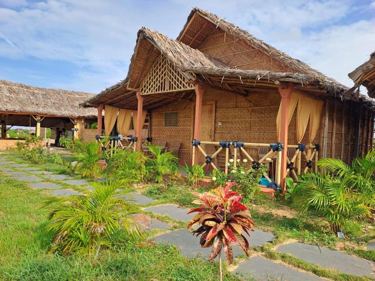 Hampi Rasta Cafe Hotel Ngoại thất bức ảnh