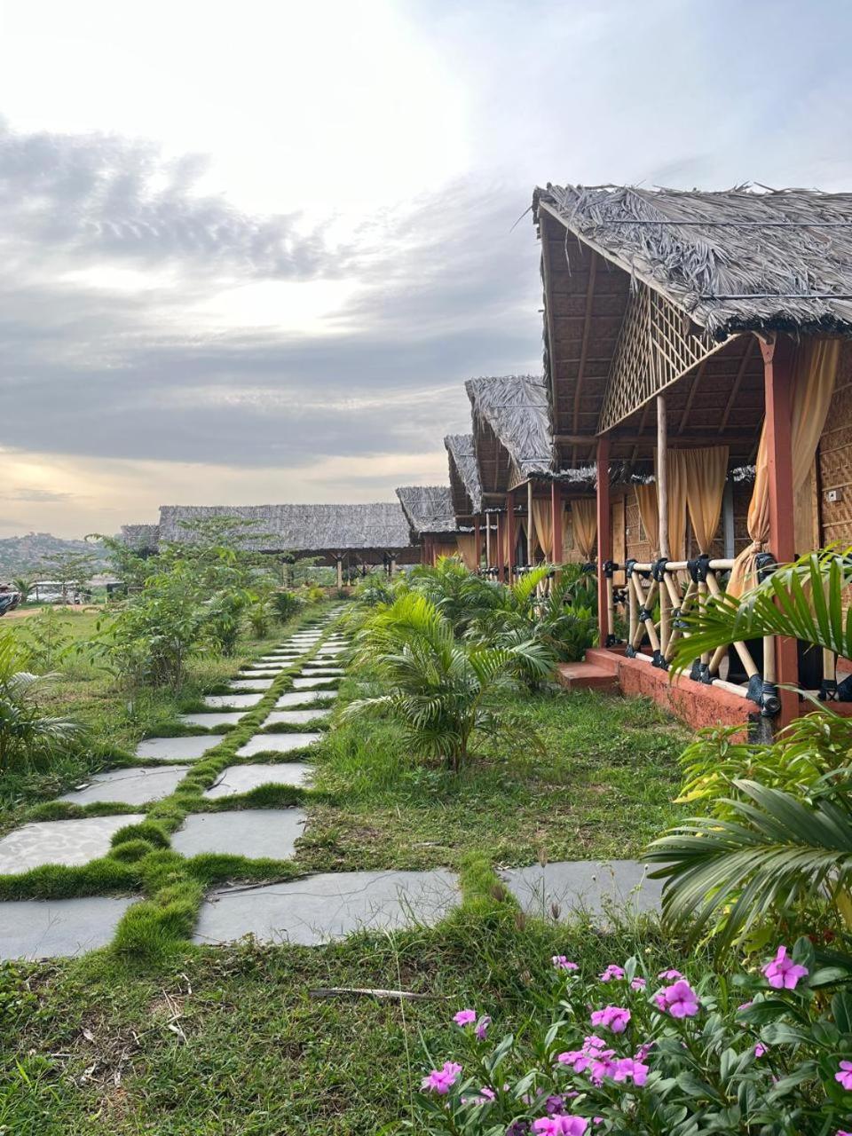 Hampi Rasta Cafe Hotel Ngoại thất bức ảnh